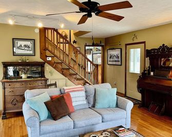 Evergreen, mountain cabin 3mi south of Blowing Rock, NC, views, creek, 56 acres. - Lenoir - Living room