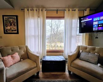 Summit Serenity by Avantstay Central Location w/ Mountain Views & Deck - Tannersville - Living room