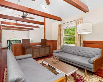 8 Bedroom | Hot Tub | Asheville | Biltmore Lake - Candler - Olohuone