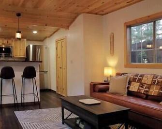 La Petite - Charming in town - Idyllwild - Living room