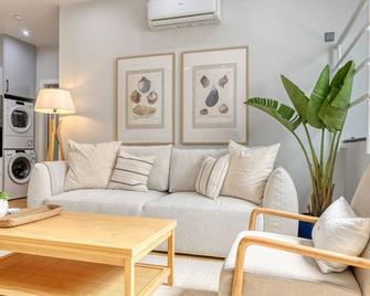 Seashell, a Home in Madeira - Machico - Huiskamer