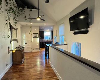Cozy, custom bungalow in the heart of the Sante Fe Art District! - Denver - Rezeption