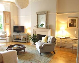 Spacious One Bedroom Apartment in Beautiful Crouch End, Parking Available - London - Living room
