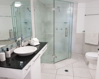 Excellsior - Mooloolaba - Bathroom