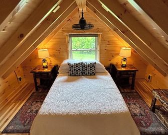 Paradise Peak Songbird Cabin with outdoor hot tub in the heart of Amish Country - Millersburg - Bedroom