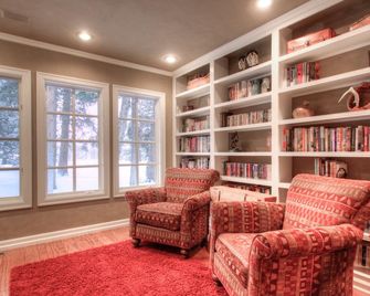 Secluded home close to Meadow Village w/private hot tub & library | Creekside Retreat - بيغ سكي - ردهة