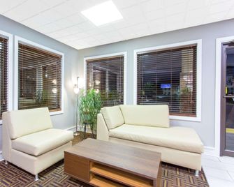Super 8 by Wyndham Wytheville - Wytheville - Лоббі