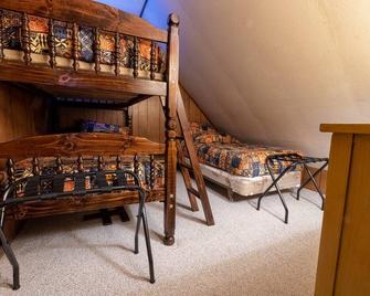 Four-Season Chalet, Hiking, Skiing, 5 Minutes to Jay Peak, Vermont! - Montgomery - Bedroom