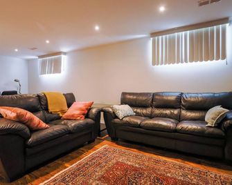1,200sq ft comfy home, perfect location, luxury bedding, feels like home! - Mississauga - Sala de estar
