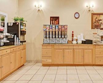 Ramada by Wyndham Kittery - Kittery - Buffet