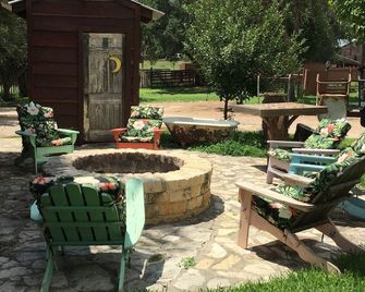 Charming Retreat - Hunt - Patio