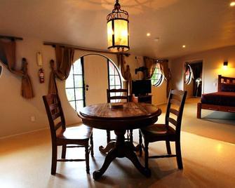 Waitomo Woodlyn Park Hobbit Guest House - Waitomo - Jídelna