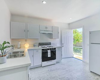 Cozy Lompoc Studio with Patio about 9 Mi to Beach - Lompoc - Kitchen