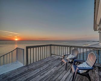 Incredible Water Views, 3BR/3.5 BA House on the Gulf, Fish, Relax, Close to TPA\n - Spring Hill - Balcón