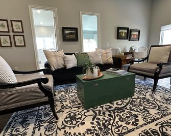Guest Apartment close to Ski Resorts, Hiking Trails, Shopping Restaurants & more - Holladay - Living room