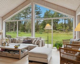 Nice home in Højby with sauna - Højby - Living room
