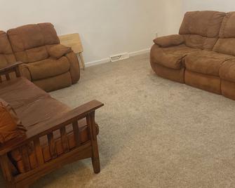 Charming 3-bedroom townhome in delightful DeKalb with WiFi, AC - DeKalb - Living room