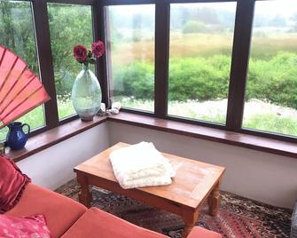 Cosy remote mountain cottage surrounded by lakes, forest and coast - Lettermore - Living room