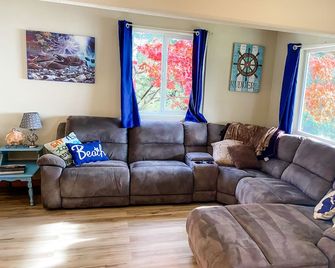 Beachfront Apartment - Ketchikan - Wohnzimmer