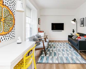 Urban Quarters Serviced Apartments - Dundee - Living room