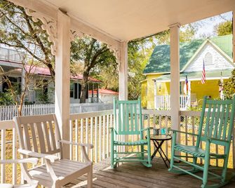 Candy Store House by Oak Island Accommodations - Southport - Innenhof