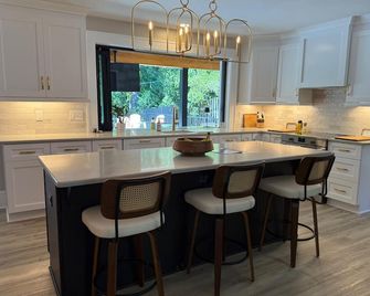 Walk To Campus! - Clemson - Kitchen