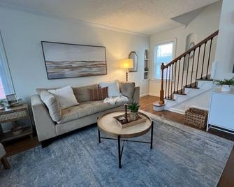 Avon Lake - Recent Remodeled & Spacious Charming 2br Beach Home - Avon Lake - Living room