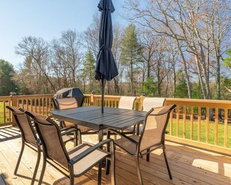 Kick back-relax & enjoy nature while enjoying the great amenities of this home - Sparta - Balcony