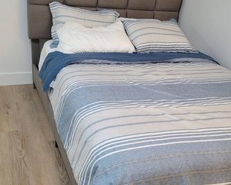 Charming building in superb Nisku with WiFi - Nisku - Bedroom