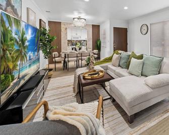 Entire Private 4-Br House, W Hot Tub, King Bed, 80 Tv, Gated Yard, Ranch Style, Available Now - El Cajon - Living room
