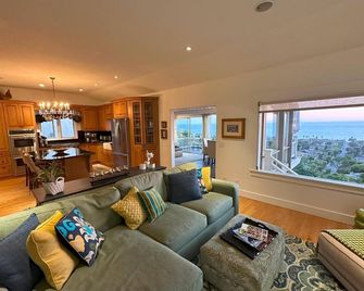 Winter Stays available - Charming Beach View Cottage - Laguna Beach - Living room