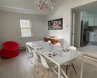 Charming and private 3-bedroom home – minutes from West Point and Bear Mountain! - New Windsor - Jadalnia