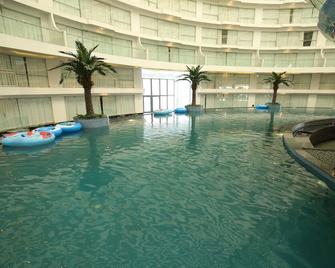 Rajhans Belliza Managed by Svasti - Surat - Piscina