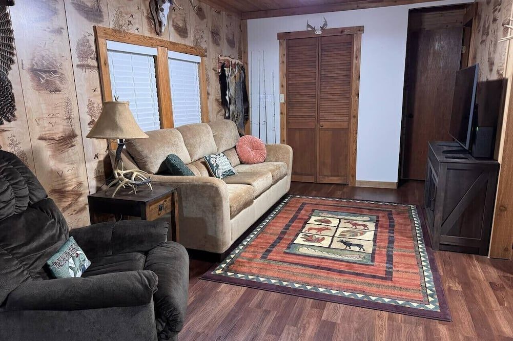 Whitetail Woods Cabin - Seymour - Вітальня