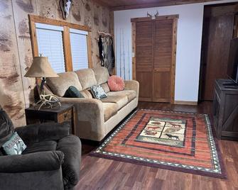 Whitetail Woods Cabin - Seymour - Вітальня