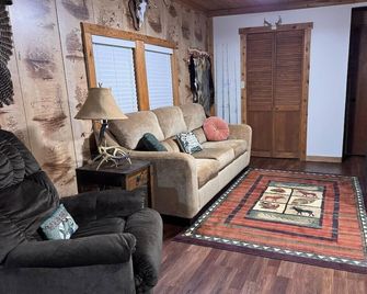 Whitetail Woods Cabin - Seymour - Вітальня
