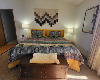 Huge Summer Lake House! On the Water! Sleeps 12. 5BR/4BA. Canoes, Kayaks & more! - Danville