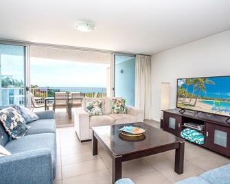 Spacious Tropical Sanctuary Ocean views - Airlie Beach - Living room