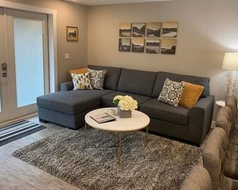Relaxing 1 Bedroom Suite - 5 minutes from the beach! - Parksville - Living room