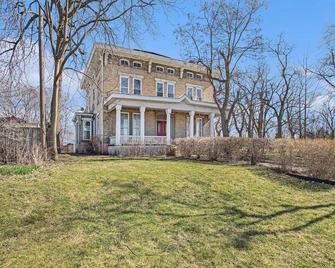 Sarah’s Entire Apt @ the Historic McCormick House - Bay City - Building