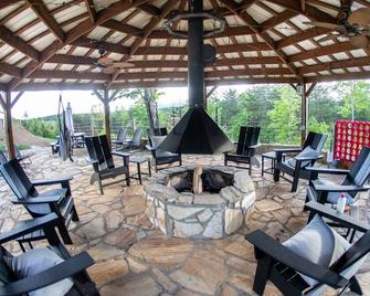 Serenity Ridge Cabin A: Couple's Getaway + Hot Tub - Mill Spring - Patio