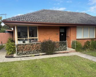 Modern 2 Bedroom Home Near Melbourne Airport, Dfo, Tullamarine Fwy & Calder Fwy - Essendon North - Edificio