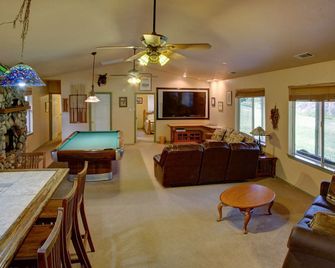 Unique Former Fly Fishing Lodge - Lakehead - Living room