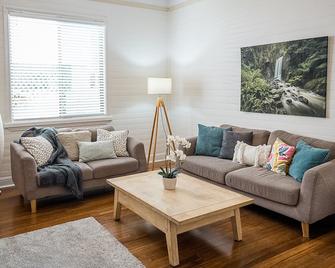 Beach house full of character and charm 3 minutes walk to beach - Stanwell Park - Living room