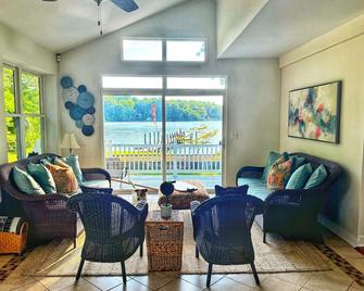 Stunning Water Front Home 90 minutes from DC with Deepwater Dock.Bring your boat - Lusby - Living room