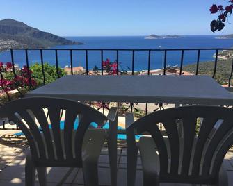 2 bed self contained furnished flat with pool, 5 mins from town and beach. - Kalkan - Balcony