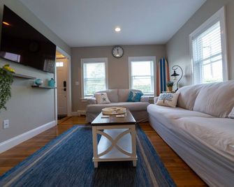 Charming 'Waterfront District' Home in the Heart of Hyannis Port. - Barnstable - Living room