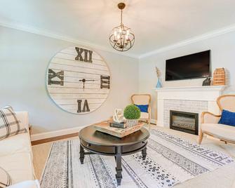 Family-Friendly Harrison Home 33 Mi to Branson! - Гаррісон - Вітальня