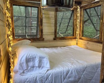 Unplug and hide from the world in this rustic South Pittsburg cabin - South Pittsburg - Bedroom