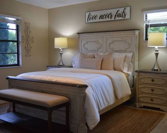 'Water's Edge' Beautiful Waterfront Home In Edgewater, Florida - Edgewater - Bedroom